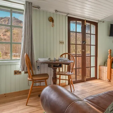 Willow Lodge, District Shepherd Hut With Hot Tub *