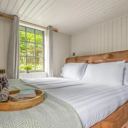 Willow Lodge, District Shepherd Hut With Hot Tub Coniston