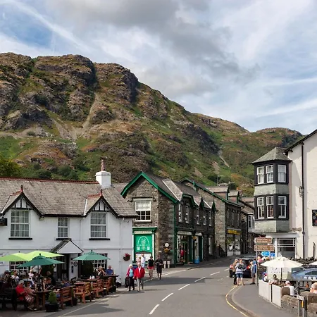 Willow Lodge, District Shepherd Hut With Hot Tub Holiday home *