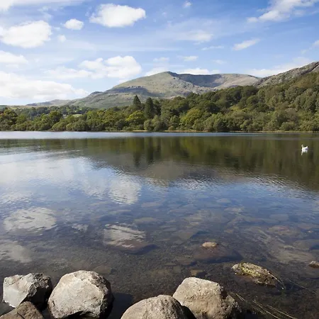 Willow Lodge, District Shepherd Hut With Hot Tub Holiday home *