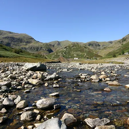 Holiday home Willow Lodge, District Shepherd Hut With Hot Tub *