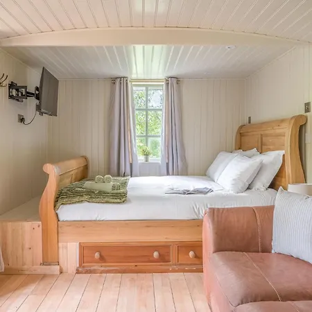 Feriehus Willow Lodge, District Shepherd Hut With Hot Tub