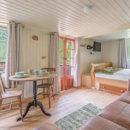 Willow Lodge, District Shepherd Hut With Hot Tub * Coniston