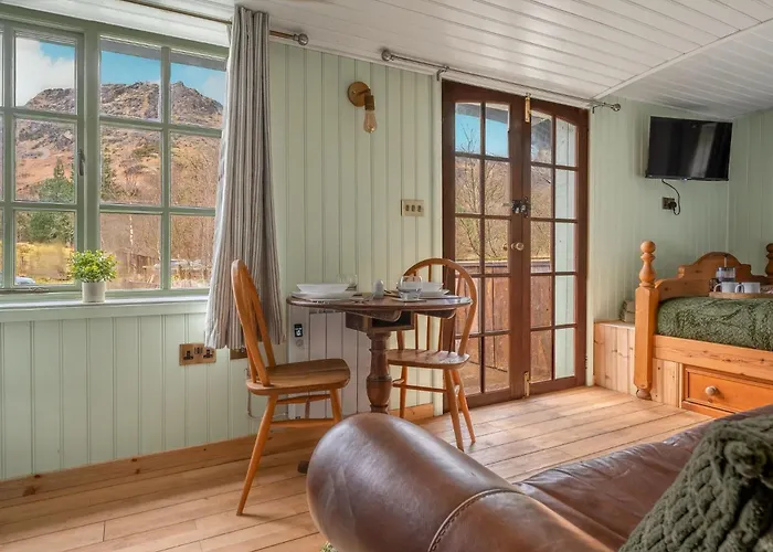 Willow Lodge, District Shepherd Hut With Hot Tub *