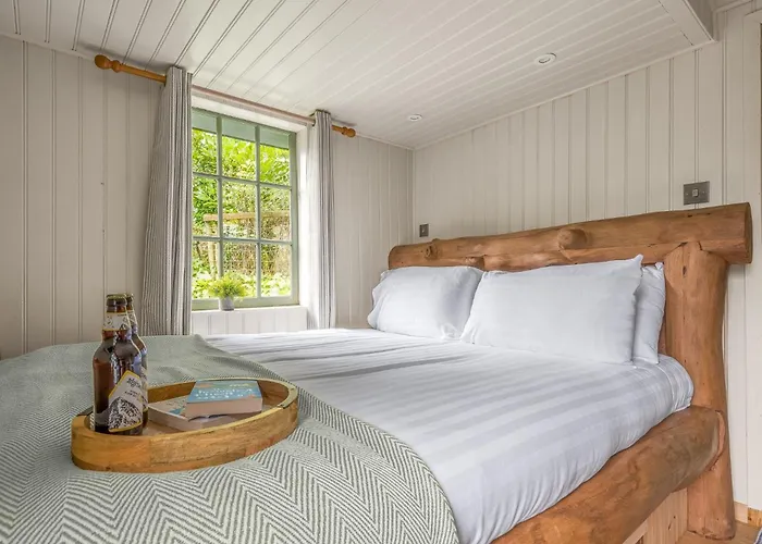 Willow Lodge, District Shepherd Hut With Hot Tub Coniston