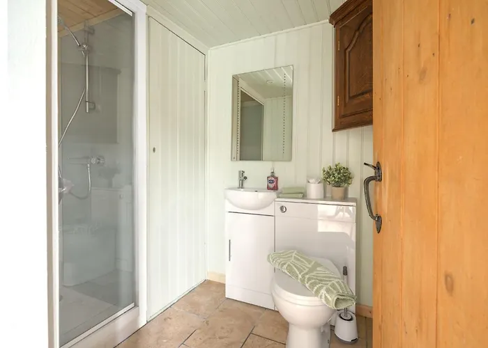 Holiday home Willow Lodge, District Shepherd Hut With Hot Tub *