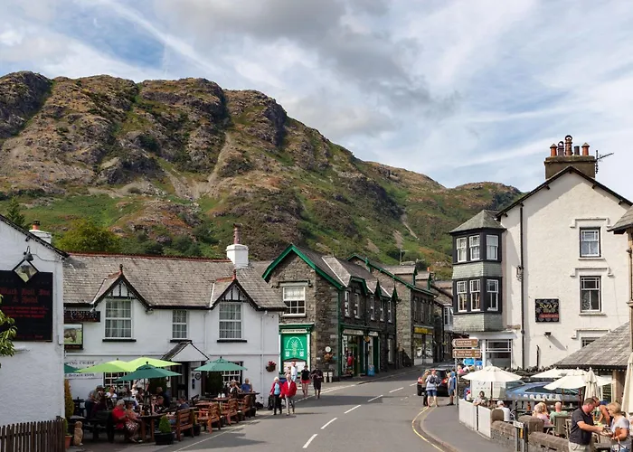 Willow Lodge, District Shepherd Hut With Hot Tub Holiday home *