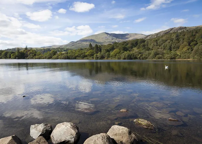 Willow Lodge, District Shepherd Hut With Hot Tub Holiday home *
