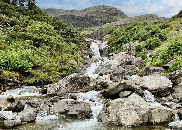 Willow Lodge, District Shepherd Hut With Hot Tub Holiday home Coniston
